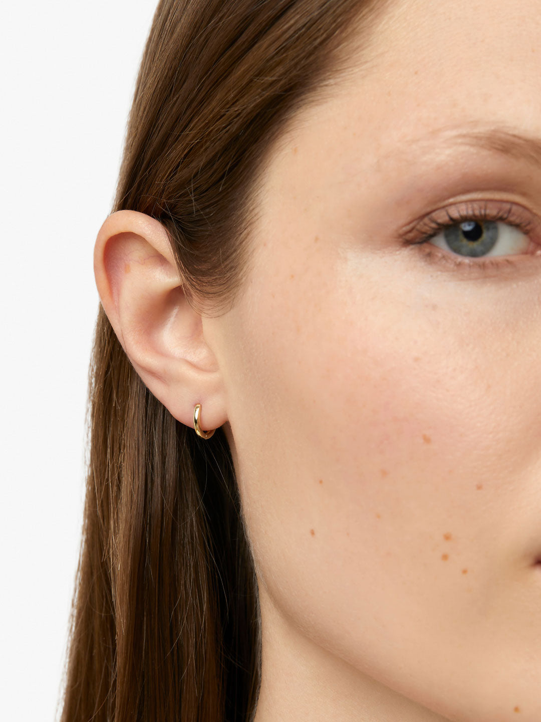 Classic Huggie Hoop Earring (Gold)