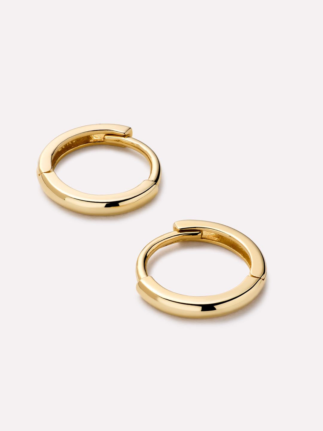 Classic Huggie Hoop Earring (Gold)