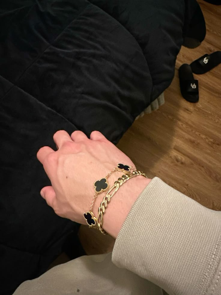 ONYX CLOVER STONE BRACELET (GOLD)