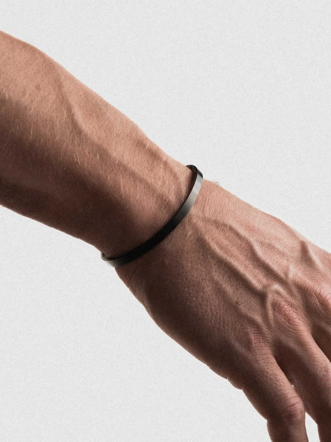CUFF BRACELET (BLACK) 4MM
